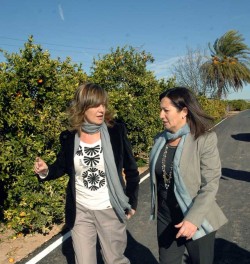 La alcaldesa de Alzira y la consellera de Agricultura