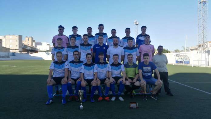 L'equip juvenil del CD Llosa celebra l'ascens a Primera Regional