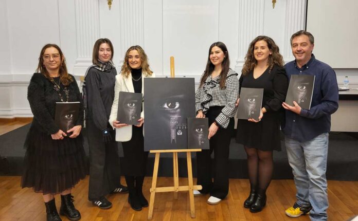 Equip-de-redacció-de-la-Falla-Ferroviària-junt-a-la-seua-fallera-major-Blanca-González-i-Carla-Maronda