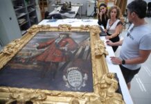 El retrat de Felip V ‘cap per avall’ torna a Xàtiva restaurat i amb troballes sorprenents